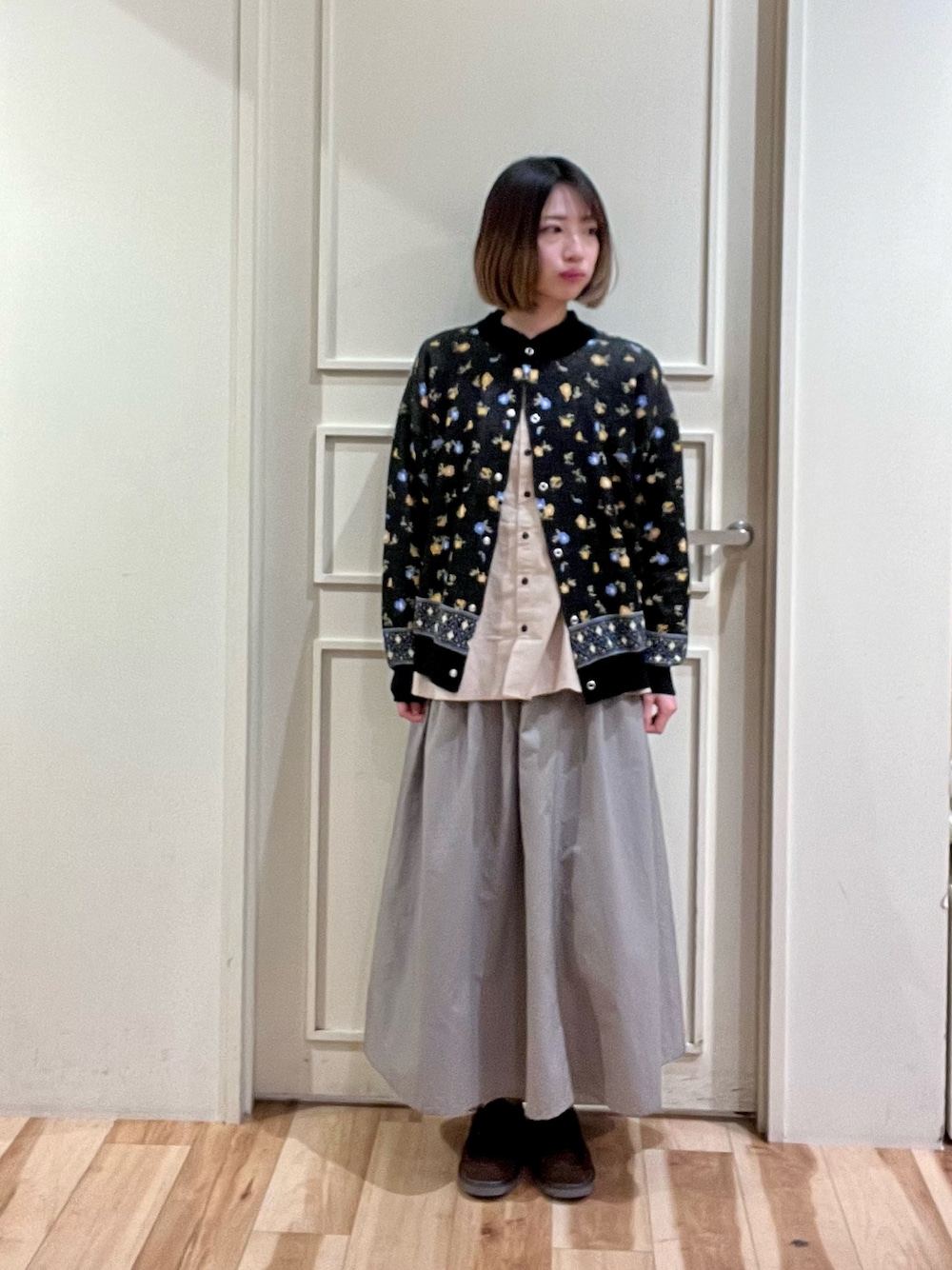 「サマンサモスモス、サマンサ モスモス(Samansa Mos2)、Samansa Mos2、SM2、お出かけコーデ、春コーデ、花柄カーディガン、チュールスカート、リバーシブルスカート、クレリックシャツ、クレリックブラウス、ナチュラルガーリー、初春コーデ、イオンモール高の原」｜「Samansa Mos2の花柄ドットボタンカーディガン（カーディガン/ボレロ、ブラック系）」を使った、さっこんさん（レディース・162cm）の春コーディネートの1枚目の写真