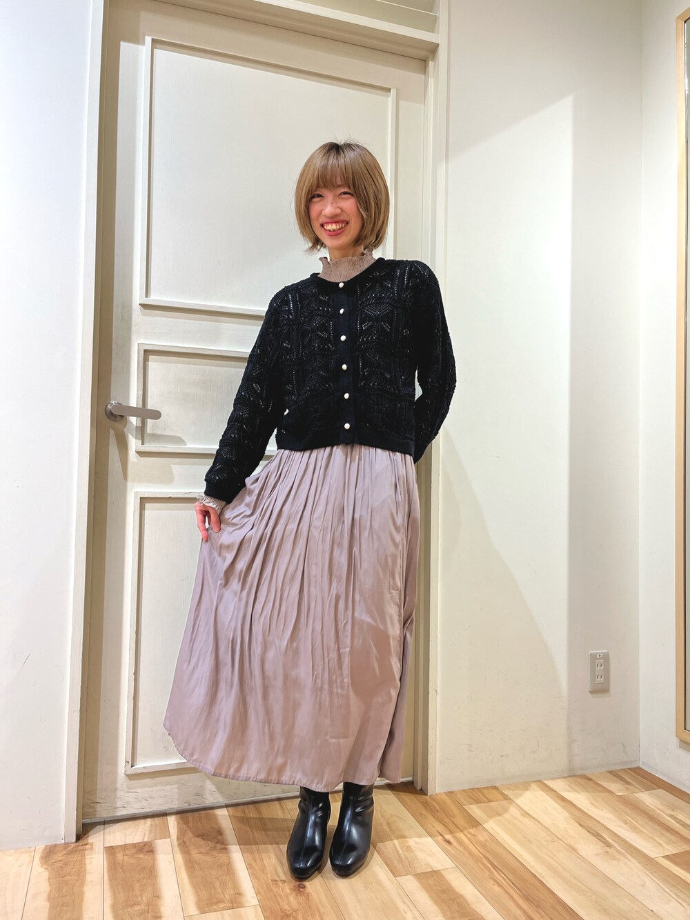 「サマンサモスモスブルー、Samansa Mos2 blue、春服、おでかけコーデ、淡色女子、カーディガンコーデ、スカートスタイル、大人ガーリー、オトナ女子、透かし編みカーディガン、ギャザースカート、シャーリングブラウス、ショートブーツ、イオンモール高の原」｜「Samansa Mos2 blueのギャザースカート（スカート、ベージュ系）」を使った、さっこんさん（レディース・162cm）の冬コーディネートの1枚目の写真
