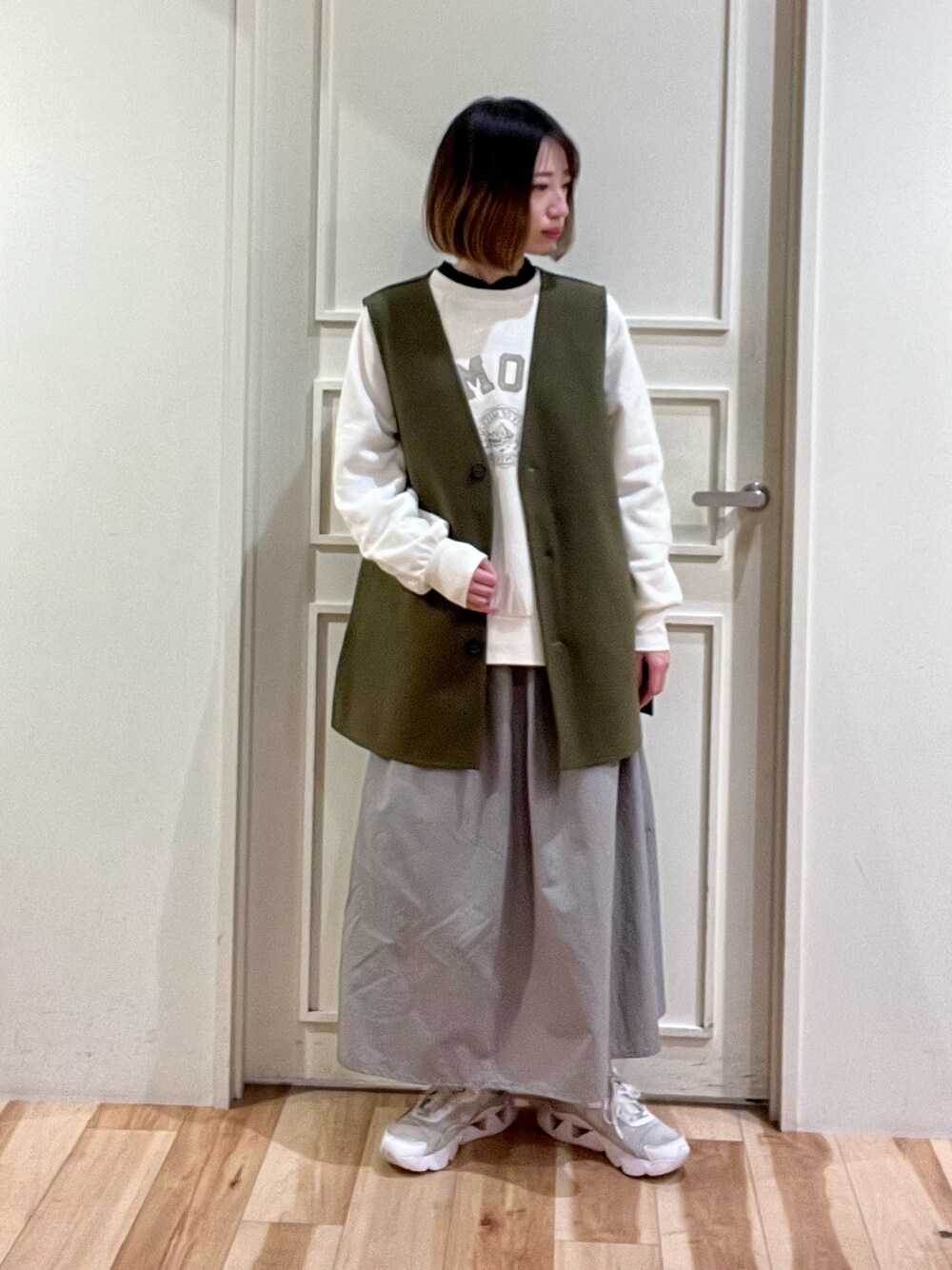 「サマンサモスモス、サマンサ モスモス(Samansa Mos2)、Samansa Mos2、SM2、お出かけコーデ、ナチュラルスタイル、チュールスカート、ベスト、クレリックブラウス、イオンモール高の原」｜「Samansa Mos2のリバーシブルチュールスカート（スカート、グレー系）」を使った、さっこんさん（レディース・162cm）の春コーディネートの1枚目の写真