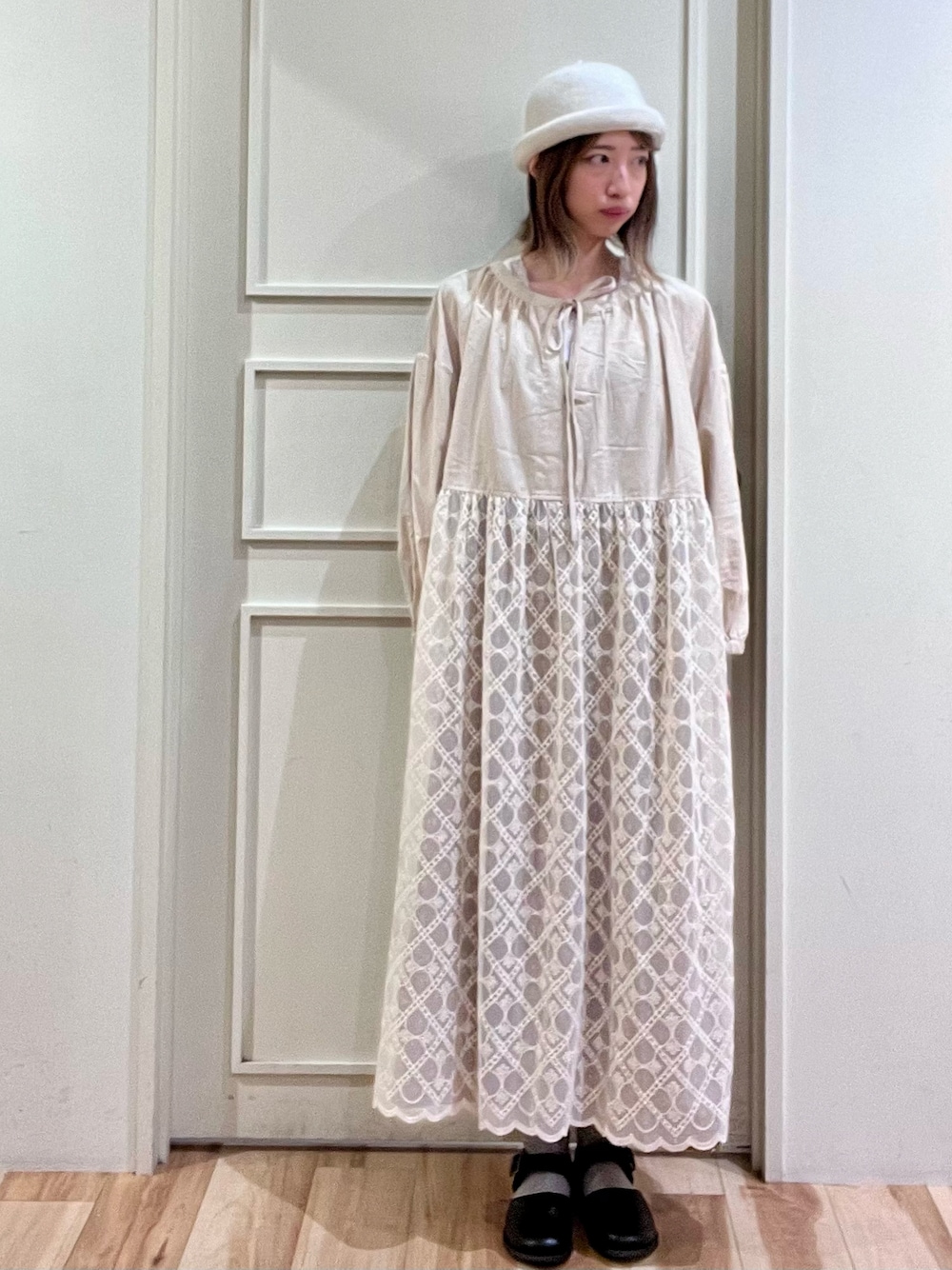 「サマンサモスモス、サマンサ モスモス(Samansa Mos2)、Samansa Mos2、SM2、チュールワンピ、刺繍ワンピース、どんぐり帽、レイヤードスタイル、淡色コーデ、秋服、ワンピーススタイル、カタログ掲載、デニムスタイル、オーガニックコットン、イオンモール高の原」｜「Samansa Mos2のオブリークトゥストラップシューズ（ドレスシューズ、ブラック系）」を使った、さっこんさん（レディース・162cm）の秋コーディネートの1枚目の写真