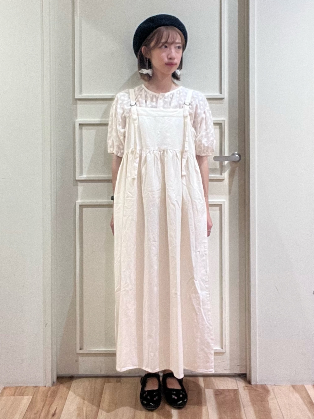 「サマンサモスモス、サマンサ モスモス(Samansa Mos2)、Samansa Mos2、SM2、お出かけコーデ、アツいコーデ全部見せ、秋服準備はじめました、夏ファッション、秋服、ジャンパースカート、デニム、刺繍ブラウス、モノトーン、秋小物、イオンモール高の原」｜「Samansa Mos2のデニム/ツイルジャンパースカート（ワンピース、ホワイト系）」を使った、さっこんさん（レディース・162cm）の夏コーディネートの1枚目の写真