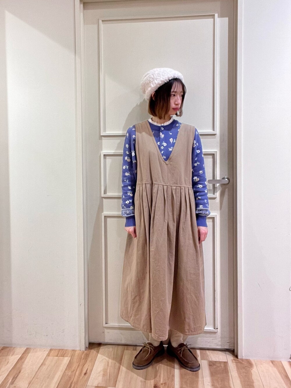 「サマンサモスモス、サマンサ モスモス(Samansa Mos2)、Samansa Mos2、SM2、春ファッション、着回しコーデ、ナチュラルガーリー、前後着ワンピース、ジャンパースカート、花柄カーディガン、ニットワッチ、ゆるコーデ、楽チンコーデ、春カラー、イオンモール高の原」｜「Samansa Mos2の前後着ジャンパースカート（ワンピース、ベージュ系）」を使った、さっこんさん（レディース・162cm）の春コーディネートの1枚目の写真