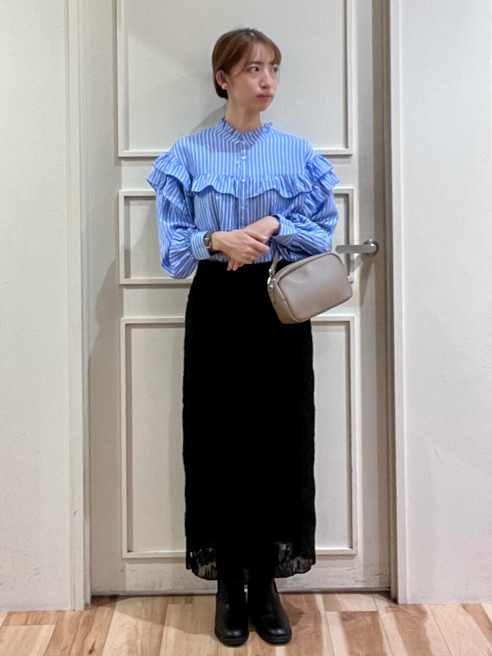 「Samansa Mos2 blue、サマンサモスモスブルー、秋服準備はじめました、大人かわいい、お出かけコーデ、秋服コーデ、大人カジュアル、キレイめカジュアル、フリルブラウス、レーススカート、ジャカードスカート、イオンモール高の原」｜「Samansa Mos2 blueのワイドベルトショルダーバッグ（ハンドバッグ、ブラウン系）」を使った、さっこんさん（レディース・162cm）の秋コーディネートの1枚目の写真