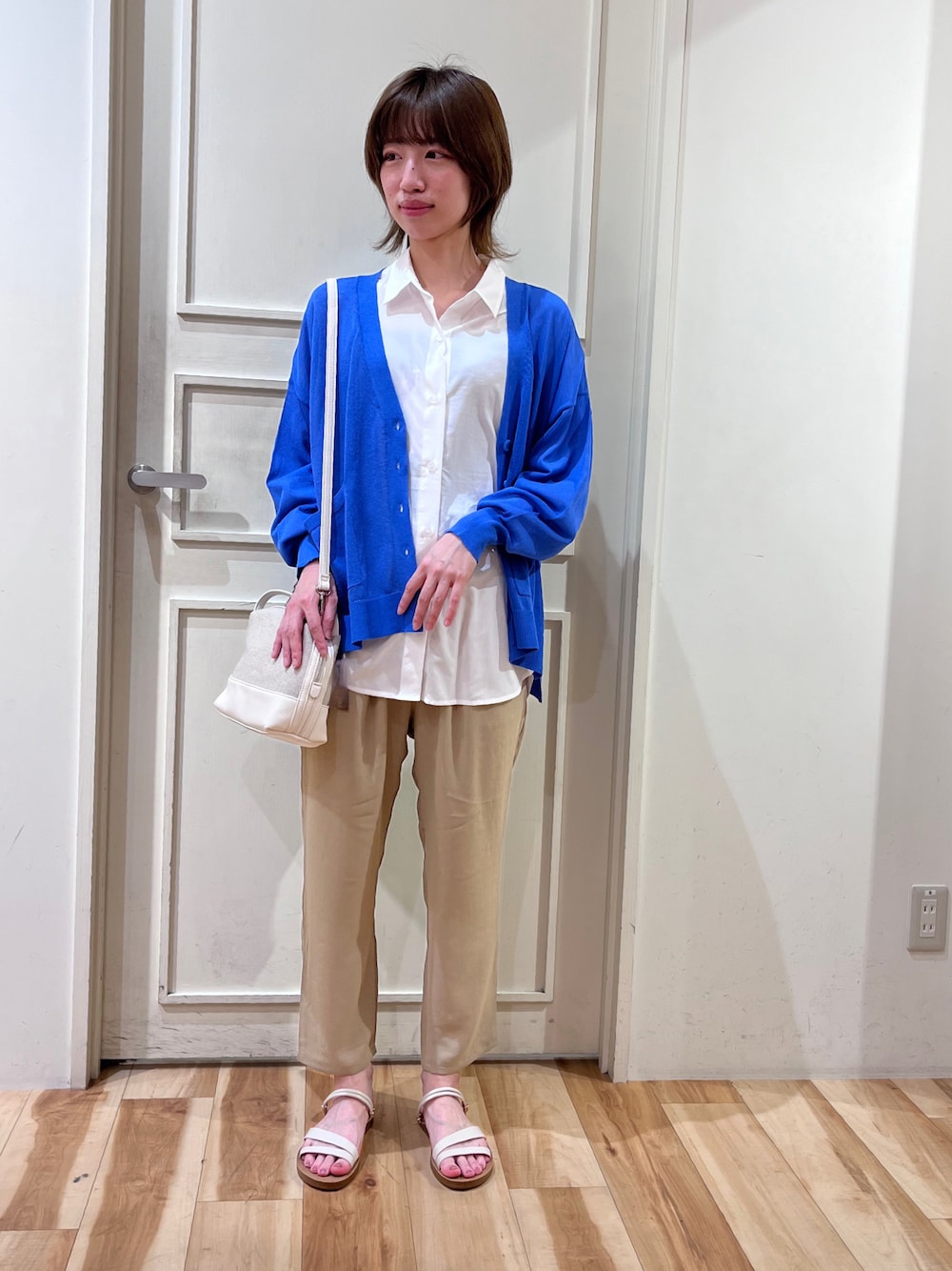「サマンサモスモスブルー、Samansa Mos2 blue、休日コーデ、シンプルコーデ、オトナ女子、ラフコーデ、おでかけコーデ、キレイめカジュアル、初夏コーデ、オケージョン、カラーコーデ、レイヤードスタイル、接触冷感、カーディガン、イージーパンツ」｜「Samansa Mos2 blueのリネン混バイカラー2WAYポーチ（ハンドバッグ、ホワイト系）」を使った、さっこんさん（レディース・162cm）の夏コーディネートの1枚目の写真