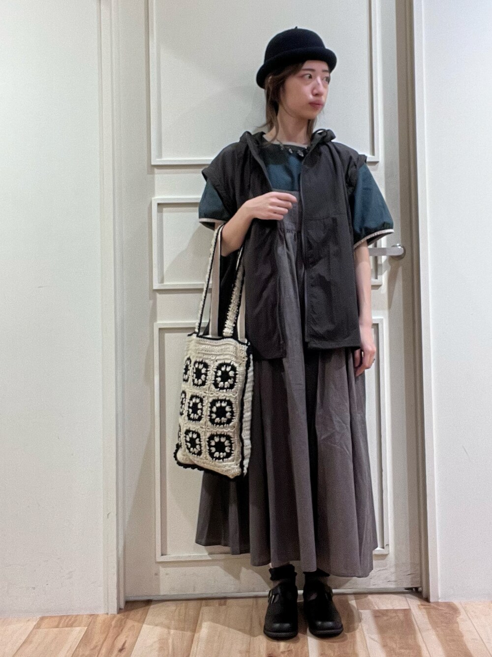 「サマンサ モスモス(Samansa Mos2)、サマンサモスモス、Samansa Mos2、SM2、キャミワンピ、前後着ブラウス、ニットトート、袖取り外し可能、フードブルゾン、フェルトロールハット、Tストラップシューズ、着回しコーデ、秋服、大人かわいい、レイヤードスタイル」｜「Samansa Mos2のフェルトロールハット（ハット、ブラック系）」を使った、さっこんさん（レディース・162cm）の秋コーディネートの1枚目の写真