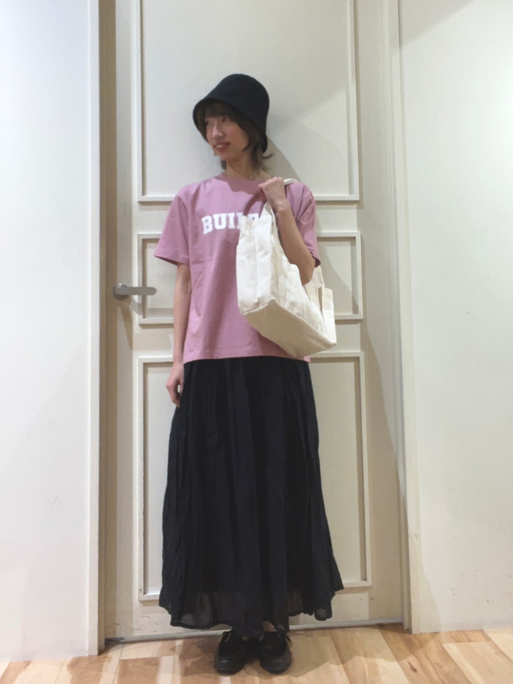 「Samansa Mos2 blue、サマンサモスモスブルー、Tシャツ、ギャザースカート、ベルハット、サマーハット、キャンバスバッグ、キャンバストート、ローファースリッポン、カジュアルコーデ、カラーコーデ、スカートスタイル、お出かけコーデ、初夏コーデ、イオンモール高の原」｜「Samansa Mos2 blueのボイルギャザースカート（スカート、ブラック系）」を使った、さっこんさん（レディース・162cm）の春コーディネートの1枚目の写真