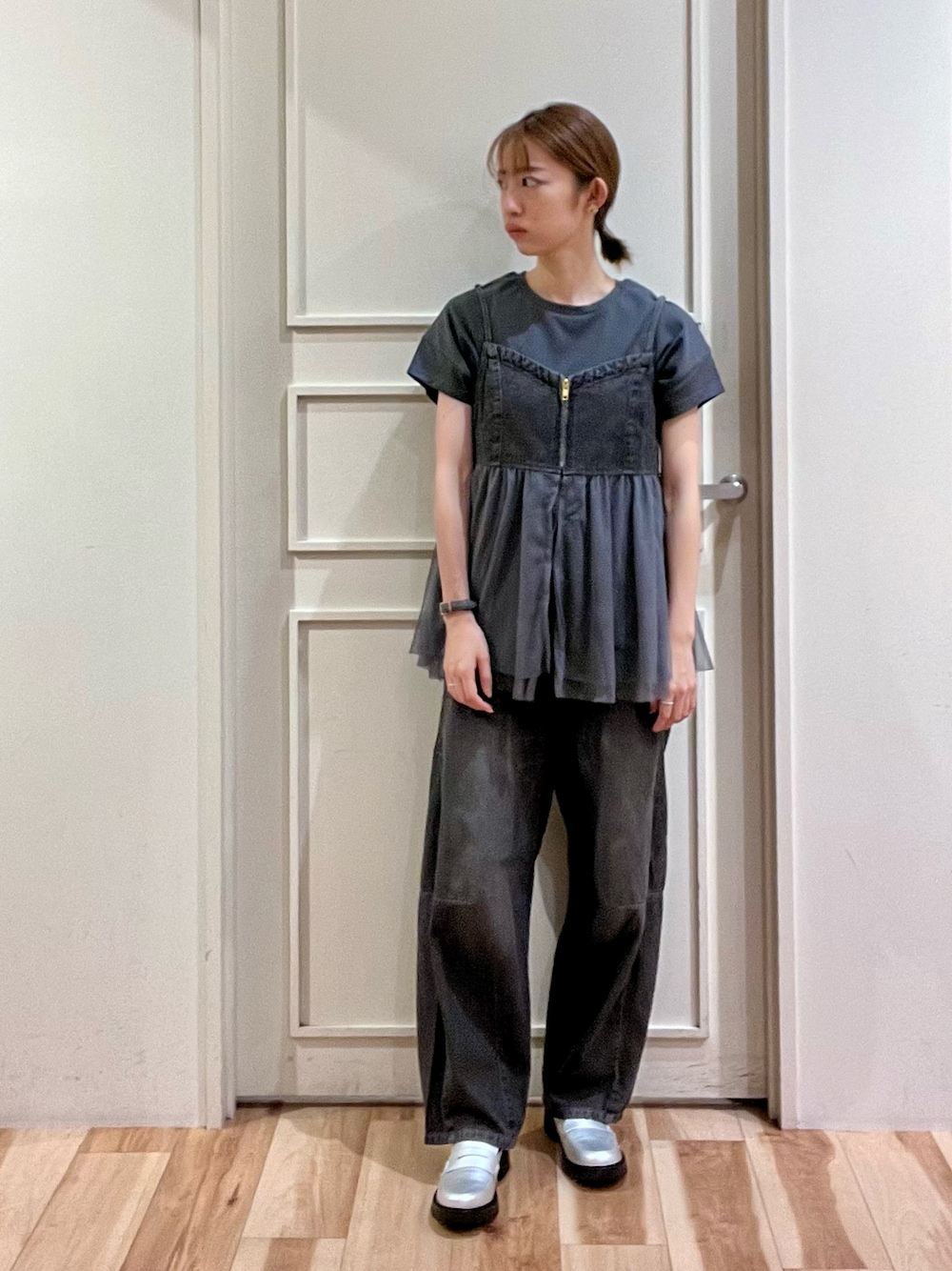 「サマンサモスモスブルー、Samansa Mos2 blue、秋服準備はじめました、大人カジュアル、お出かけコーデ、秋服コーデ、メンズライク、ボーイッシュ、キャミビスチェ、デニムパンツ、カーブパンツ、デニムコーデ、デニムビスチェ、イオンモール高の原」｜「Samansa Mos2 blueの【抗菌防臭】ロゴビッグTシャツ（Tシャツ/カットソー、グレー系）」を使った、さっこんさん（レディース・162cm）の秋コーディネートの1枚目の写真
