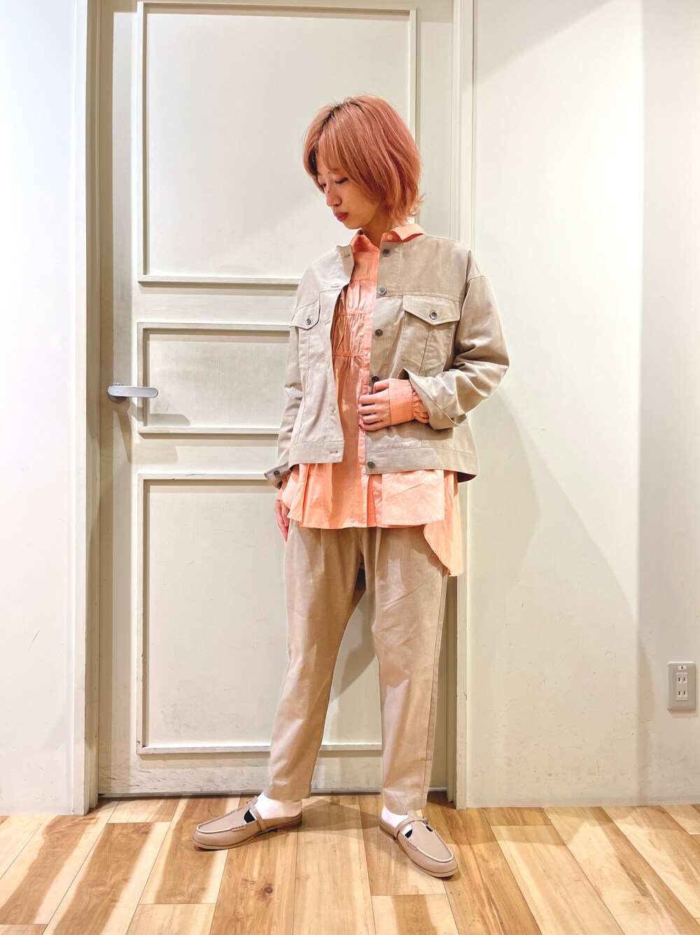 「sm2rhythm、サマンサ モスモス(Samansa Mos2)、オトナカジュアル、ラクチンコーデ、休日スタイル、春服、きれいめカジュアル、オトナ女子、セットアップ、パンツスタイル、オレンジ、シャーリングブラウス、タックパンツ、ノーカラージャケット、イオンモール高の原」｜「sm2rhythmのノーカラージャケット（ノーカラージャケット、ベージュ系）」を使った、さっこんさん（レディース・162cm）の春コーディネートの1枚目の写真