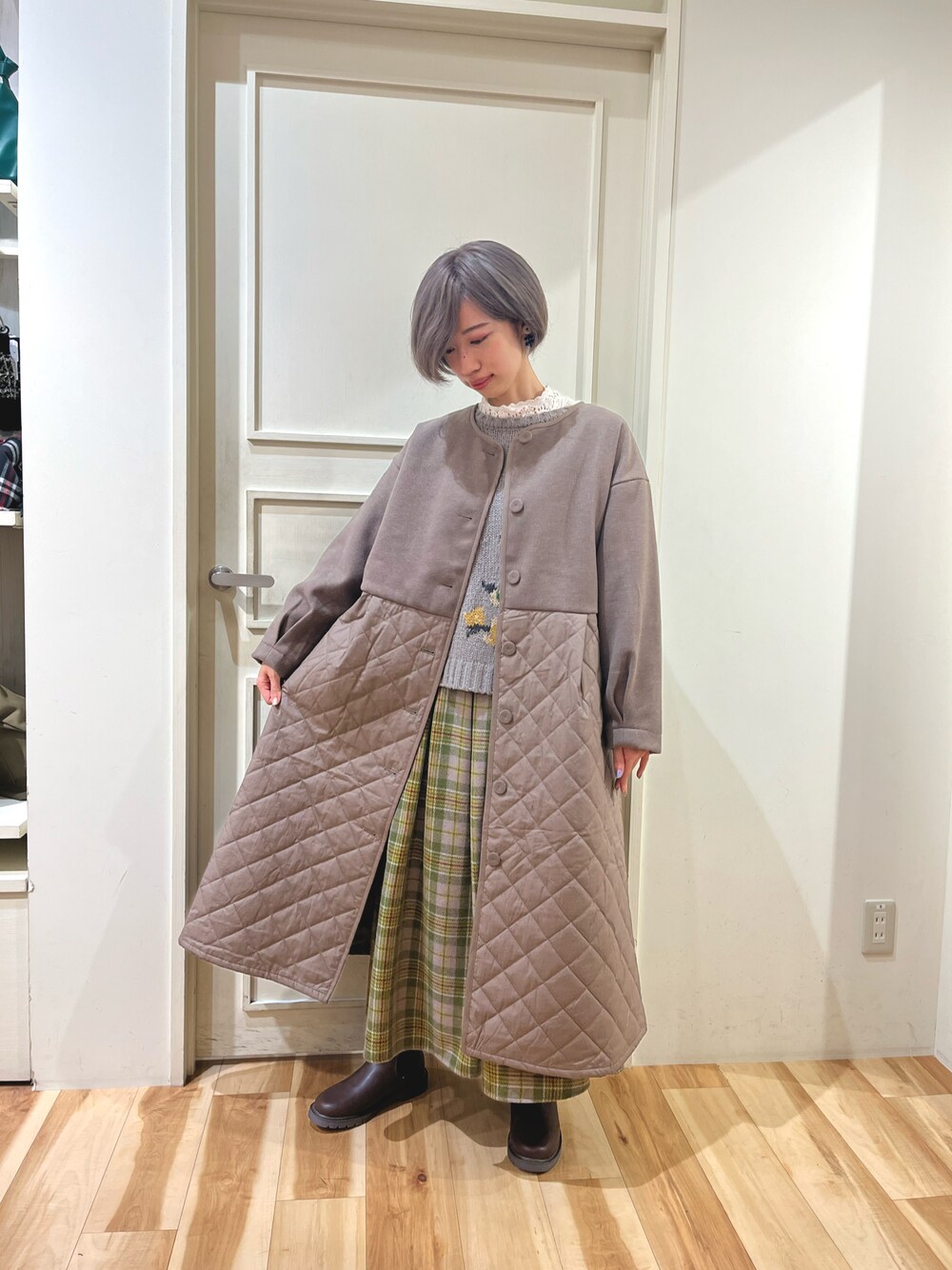 「秋冬、オトナ女子、冬コーデ、休日コーデ、英国風、カタログ掲載、カタログ掲載商品、サマンサモスモス、Samansa Mos2、チェックスカート、キルトコート、花柄ニット、花柄カーディガン、スタンドネック」｜「Samansa Mos2のスタンドレースカットソー（Tシャツ/カットソー、ホワイト系）」を使った、さっこんさん（レディース・162cm）の秋コーディネートの1枚目の写真