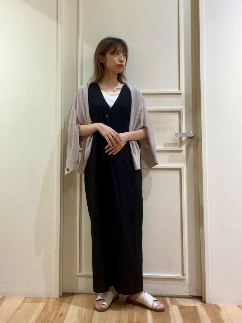 「サマンサモスモスブルー、Samansa Mos2 blue、秋服コーデ、ラクチンコーデ、パンツスタイル、お出かけコーデ、前後2way、サロペット、カーディガン、リブタンクトップ、初秋コーデ、シンプル、カジュアルコーデ、オケージョン、イオンモール高の原」｜「Samansa Mos2 blueの前後2wayタックサロペット（サロペット/オーバーオール、ブラック系）」を使った、さっこんさん（レディース・162cm）の秋コーディネートの1枚目の写真