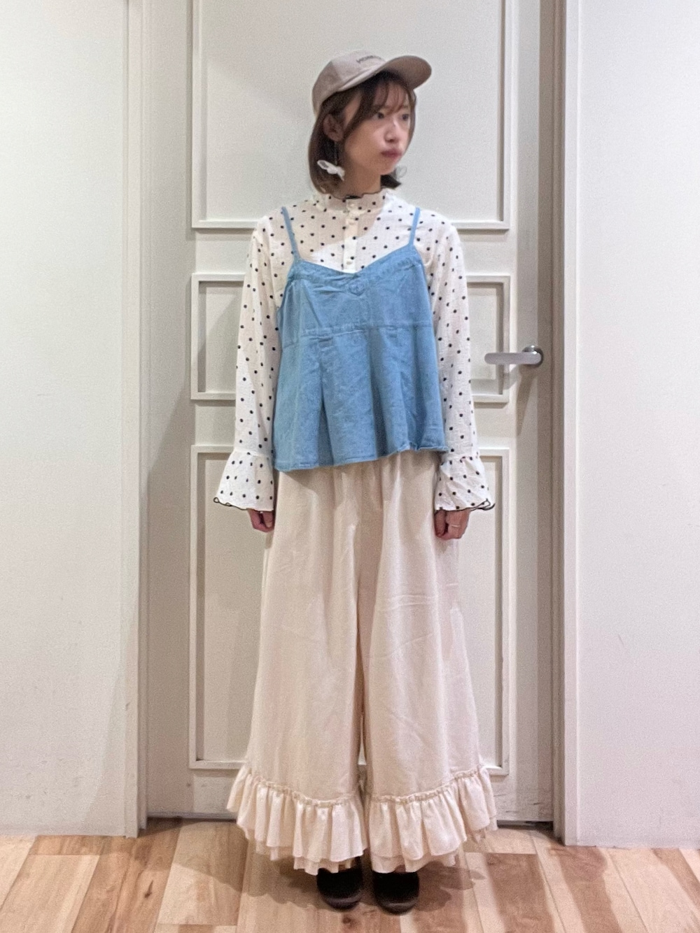 「サマンサ モスモス(Samansa Mos2)、サマンサモスモス、Samansa Mos2、SM2、お出かけコーデ、秋服準備はじめました、オトナ女子、カジュアルコーデ、大人かわいい、今日のコーデ、初秋コーデ、フリルパンツ、ドットブラウス、キャミビスチェ、イオンモール高の原」｜「Samansa Mos2のデニム/ツイルビスチェ（ベスト、ブルー系）」を使った、さっこんさん（レディース・162cm）の夏コーディネートの1枚目の写真