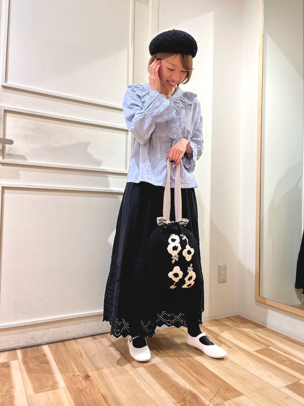 「サマンサ モスモス(Samansa Mos2)、サマンサモスモス、春服デビュー宣言、春服、春コーデ、大人ガーリー、スカート、花柄、ベレー帽、フリルブラウス、レーススカート、ストラップシューズ、ブルー×ブラック、イオンモール高の原」｜「Samansa Mos2のワンストラップシューズ（ドレスシューズ、ホワイト系）」を使った、さっこんさん（レディース・162cm）の春コーディネートの1枚目の写真