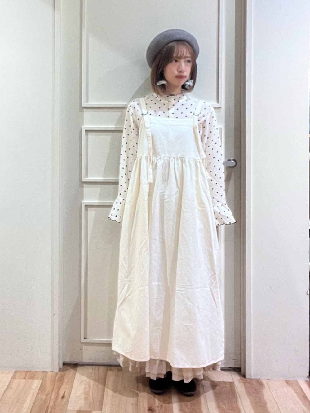 「サマンサ モスモス(Samansa Mos2)、サマンサモスモス、Samansa Mos2、SM2、秋服準備はじめました、オトナ女子、カジュアルコーデ、大人かわいい、きれいめカジュアル、初秋コーデ、ワンピーススタイル、ドットブラウス、フリルパンツ、デニムコーデ、イオンモール高の原」｜「Samansa Mos2のデニム/ツイルジャンパースカート（ワンピース、ホワイト系）」を使った、さっこんさん（レディース・162cm）の夏コーディネートの1枚目の写真