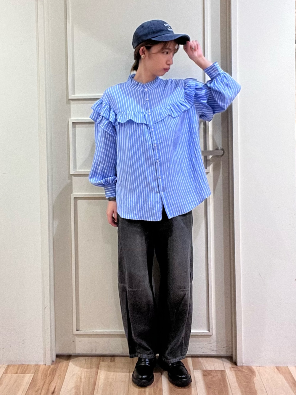 「サマンサモスモスブルー、Samansa Mos2 blue、秋服準備はじめました、大人カジュアル、お出かけコーデ、フリルブラウス、カーブパンツ、ローファー、ロゴキャップ、秋服、デニムコーデ、イオンモール高の原」｜「Samansa Mos2 blueの【ふっくらクッション】厚底ローファー（ドレスシューズ、ブラック系）」を使った、さっこんさん（レディース・162cm）の秋コーディネートの1枚目の写真