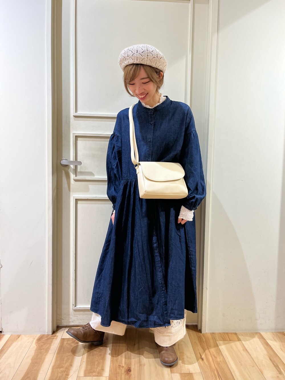 「サマンサ モスモス(Samansa Mos2)、サマンサモスモス、Samansa Mos2、SM2、デニムワンピース、ベレー帽、レースパンツ、大人女子、春服コーデ、オトナカジュアル、カジュアル、ゆるコーデ、パンツコーデ、おでかけコーデ、ワンピーススタイル」｜「Samansa Mos2のフラップショルダーバッグ（ハンドバッグ、ホワイト系）」を使った、さっこんさん（レディース・162cm）の冬コーディネートの1枚目の写真