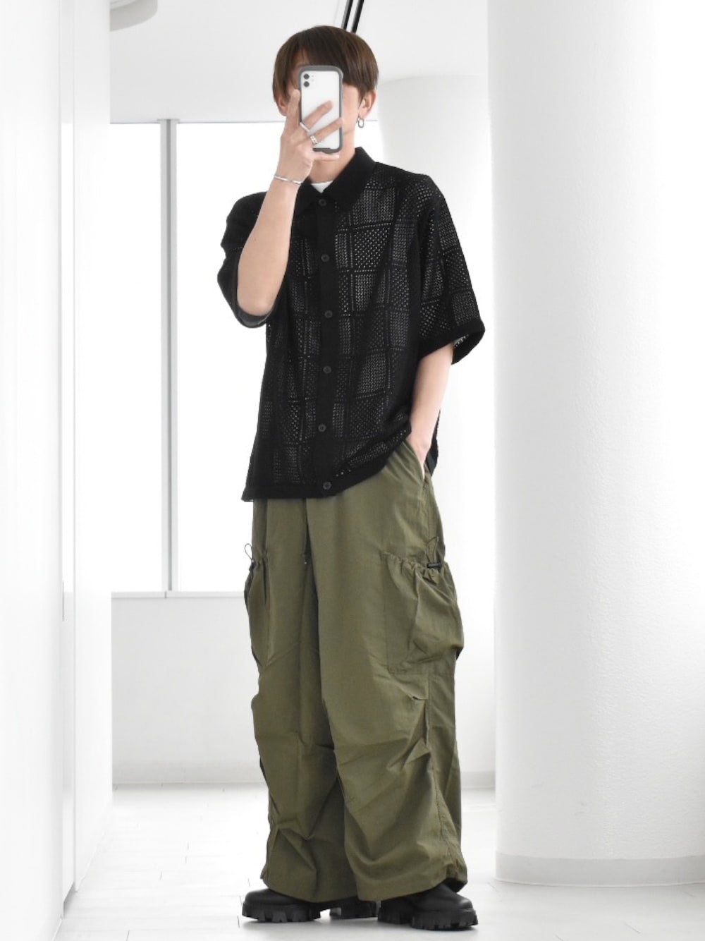 「大人カジュアル、休日コーデ、今日のコーデ、夏コーデ、AnytimeSongs、UNIQLO、GU、カーゴパンツ、レイヤードスタイル、メッシュ、シャツスタイル、R2024」｜「GUのアイテム（シャツ/ブラウス、ブラック系）」を使った、y_Oさん（メンズ・168cm）の春コーディネートの1枚目の写真