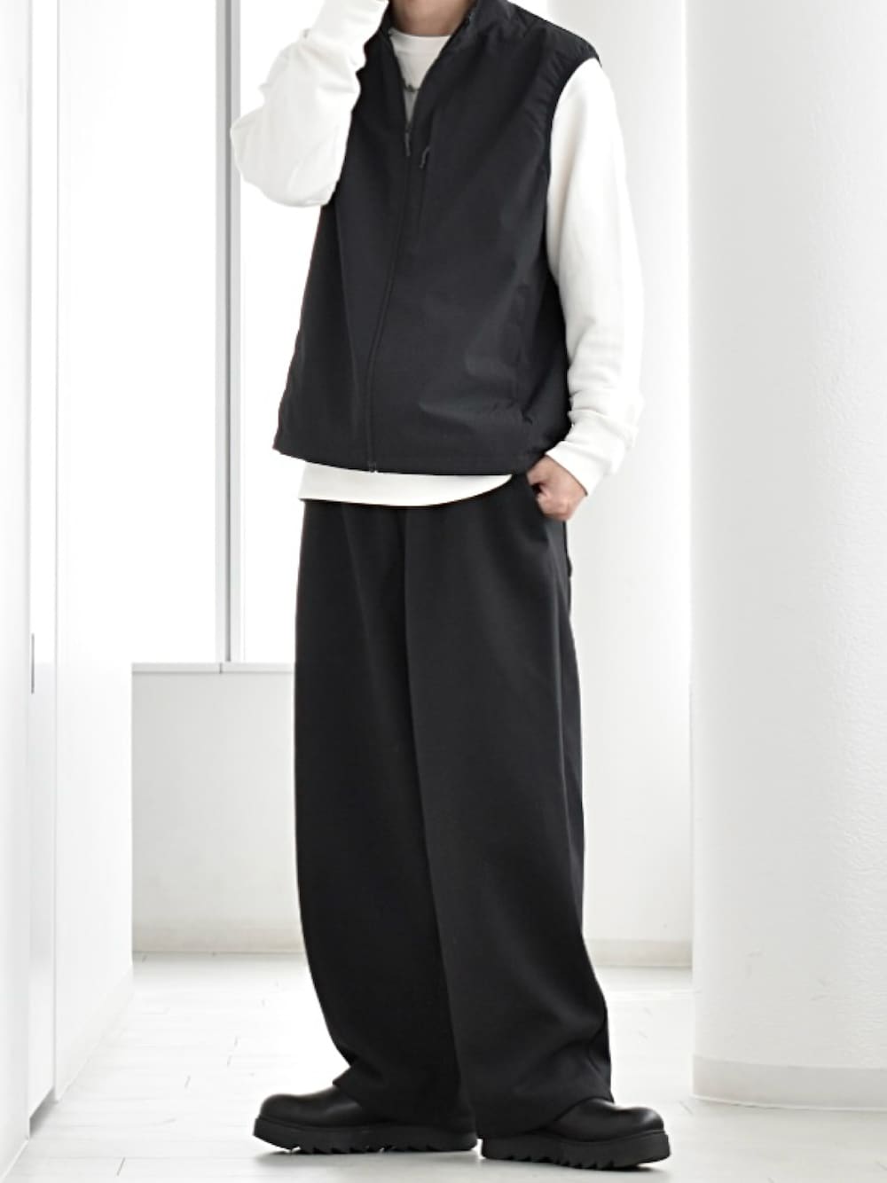 「レイヤードスタイル、大人カジュアルコーデ、シンプルスタイル、オトナカジュアル、休日スタイル、今日のコーデ、UNIQLO、GU、プチプラ、プチプラコーデ、モノトーン、R2025、ベスト、カジュアル、シンプルコーデ」｜「UNIQLOのアイテム（ベスト、ブラック系）」を使った、y_Oさん（骨格ナチュラル・メンズ・168cm）の夏コーディネートの1枚目の写真
