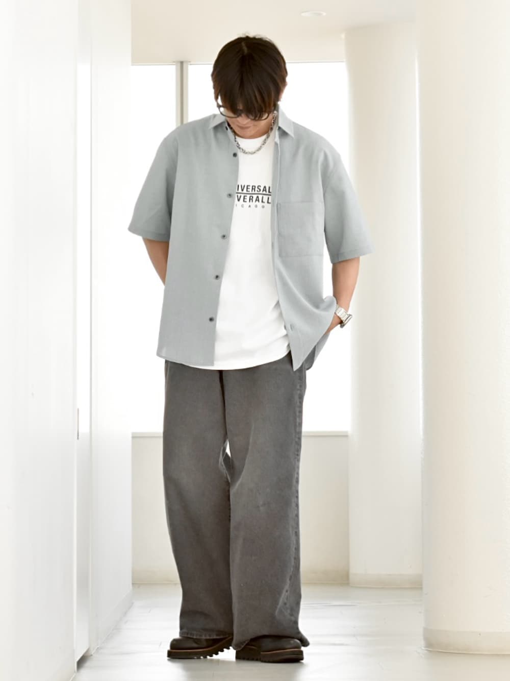 ホワイト系のTシャツ/カットソー、グリーン系のシャツ/ブラウス、ブラック系のデニムパンツを着用したメンズの春コーディネートの1枚目の写真