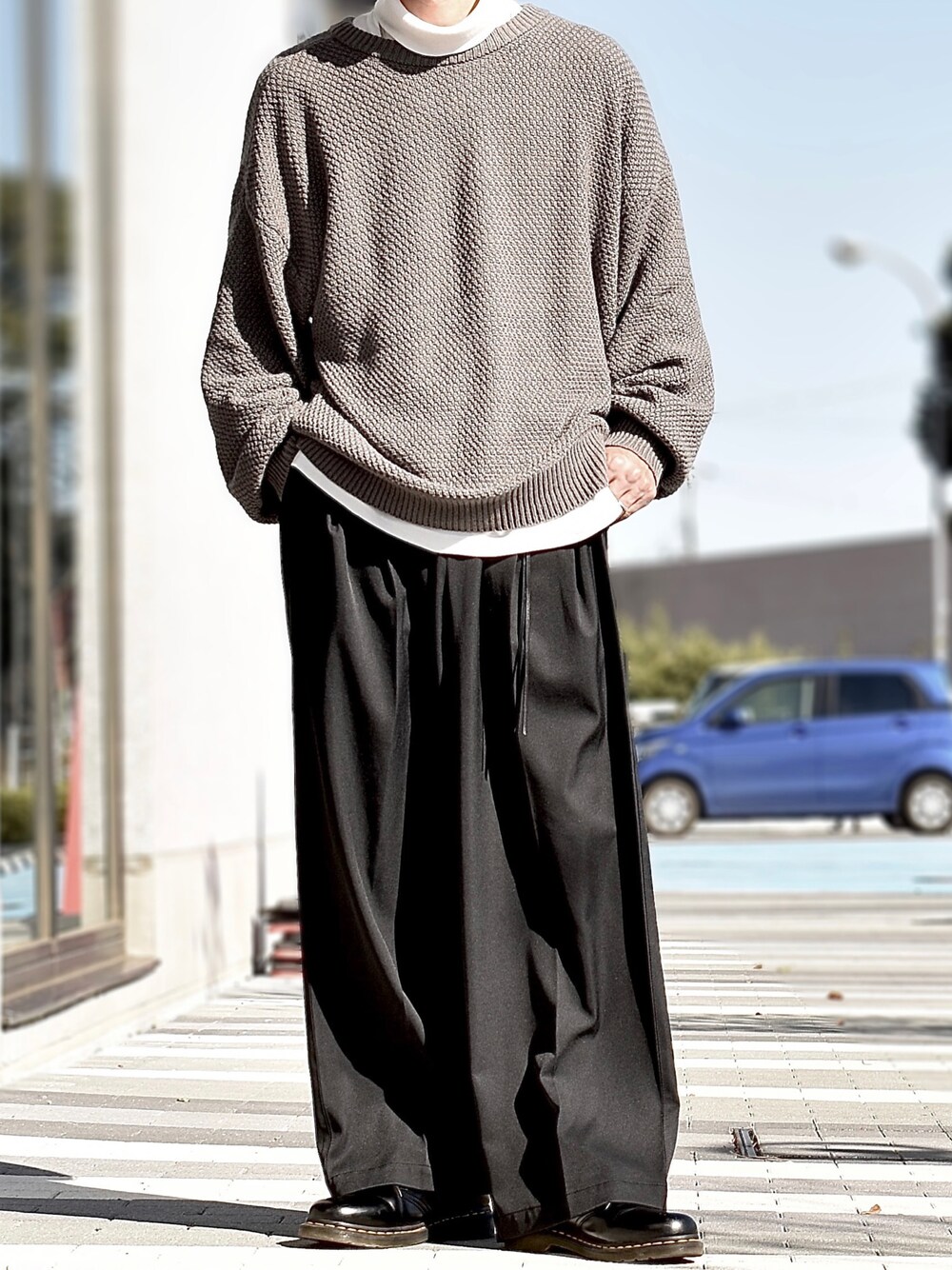 グレー系のカーディガン/ボレロ、ブラック系のスラックス、ブラック系のドレスシューズを着用したメンズの秋コーディネートの1枚目の写真