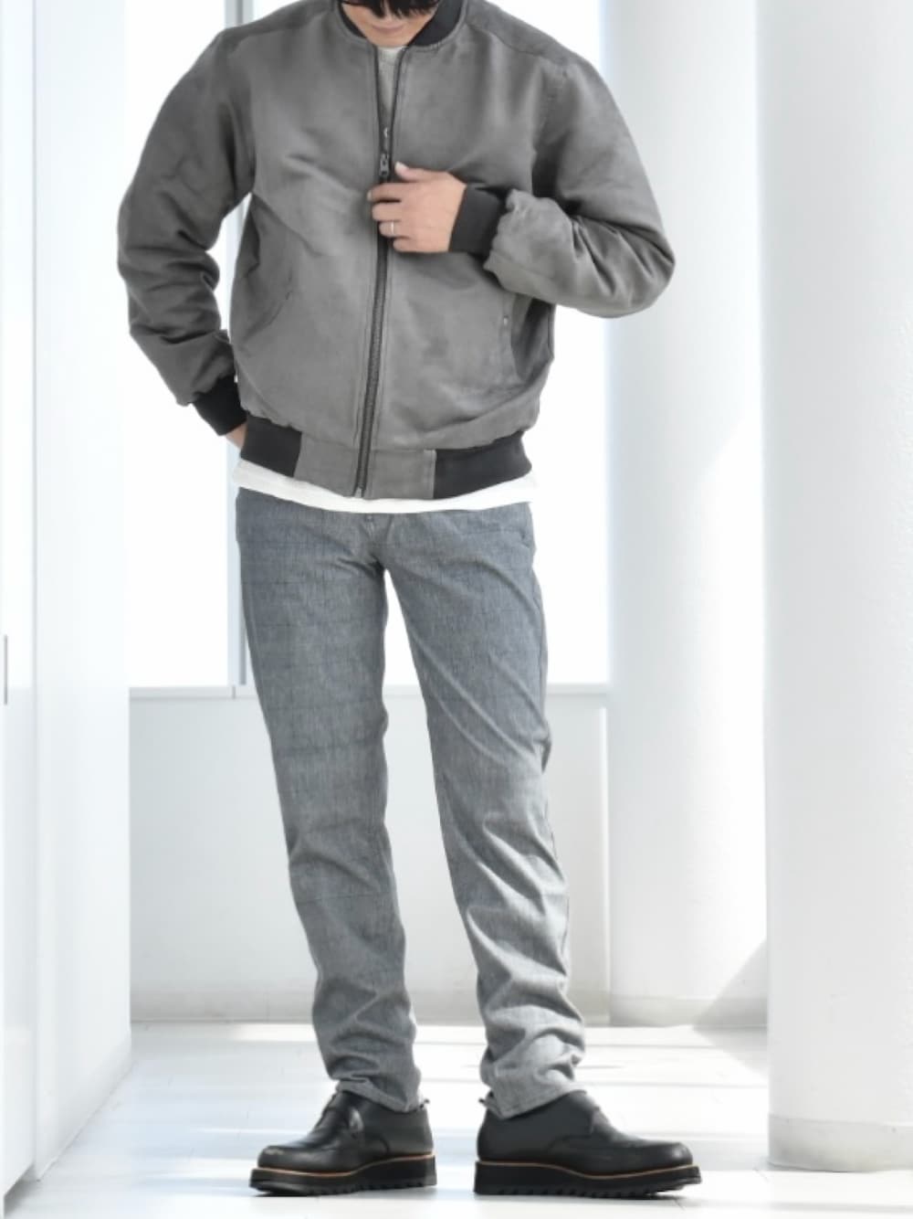 ブルー系のその他パンツ、ベージュ系のTシャツ/カットソー、グレー系のブルゾンを着用したメンズの秋コーディネートの1枚目の写真