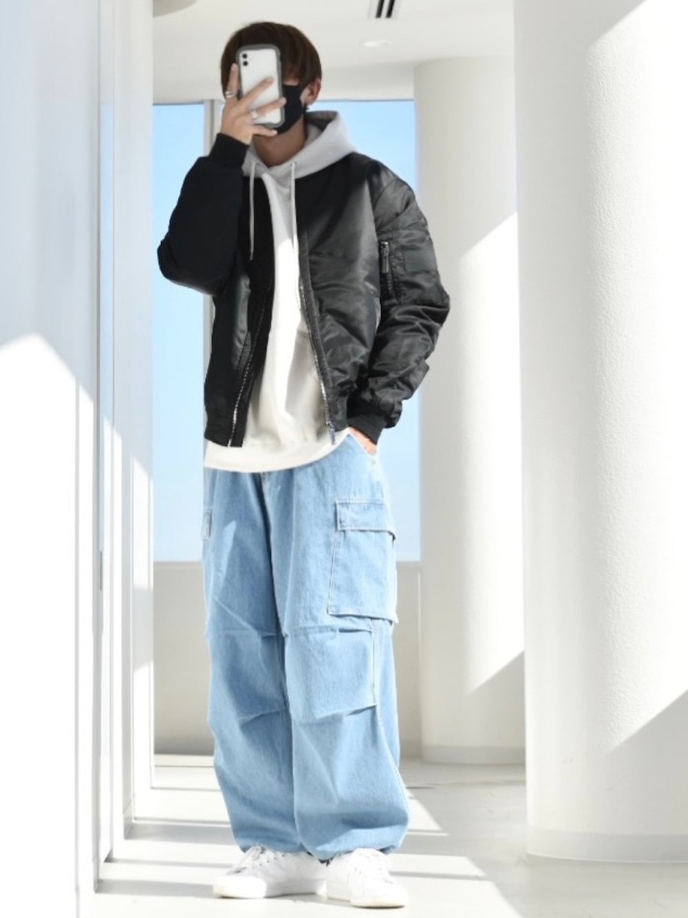 「冬のコーデ、カジュアルコーデ、冬コーデ、カーゴパンツ、カーゴパンツコーデ、バルーンカーゴパンツ、EDWIN、edwin、edwinjapan、エドウィン、きれいめカジュアル、パーカー、レイヤードスタイル、R2022コーデ、PR」｜「EDWINのWEB限定【ユニセックス】EDWIN STEPMARK バルーンカーゴパンツ（デニムパンツ、ブルー系）」を使った、y_Oさん（メンズ・168cm）の冬コーディネートの1枚目の写真