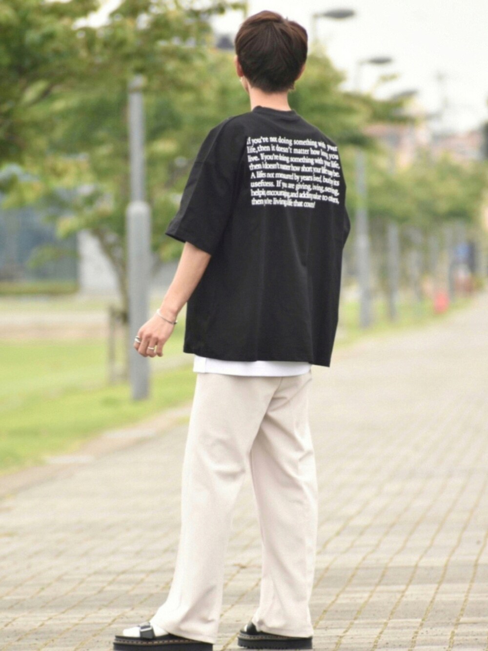 ブラック系のTシャツ/カットソー、ホワイト系のTシャツ/カットソー、ホワイト系のスラックスを着用したメンズの夏コーディネートの1枚目の写真