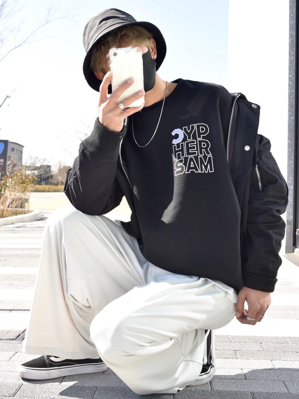 「CYPHER3、サイファーサム、CYP3、サイファー、モノトーン、バケハ、韓国ファッション、사이퍼삼、スウェット、ストリート、R2022コーデ、PR、白パンツ、ロゴスウェット、JOHN'S CLOSET」｜「CYPHER3の【60】CYPHER3/サイファーサム Duality <C> Logo Sweat（スウェット、ブラック系）」を使った、y_Oさん（メンズ・168cm）の冬コーディネートの1枚目の写真