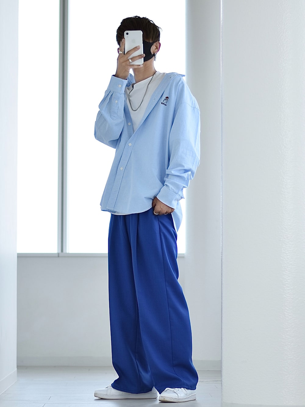 「johnscloset、ジョンズクローゼット、redcapgirl、キレイめ、オックスワンポイントオーバーサイズシャツ、スニーカー、カラーパンツ、シルバーアクセサリー、オーバーサイズシャツ、レイヤードスタイル、白Tシャツ、秋服準備はじめました、秋、R2022コーデ、PR」｜「Red Cap Girlの【a-r】〔Red Cap Girl/レッドキャップガール〕オックスワンポイント刺繍 SITTING GIRL BD オーバーサイズシャツ 長袖（シャツ/ブラウス、ブルー系）」を使った、y_Oさん（メンズ・168cm）の夏コーディネートの1枚目の写真