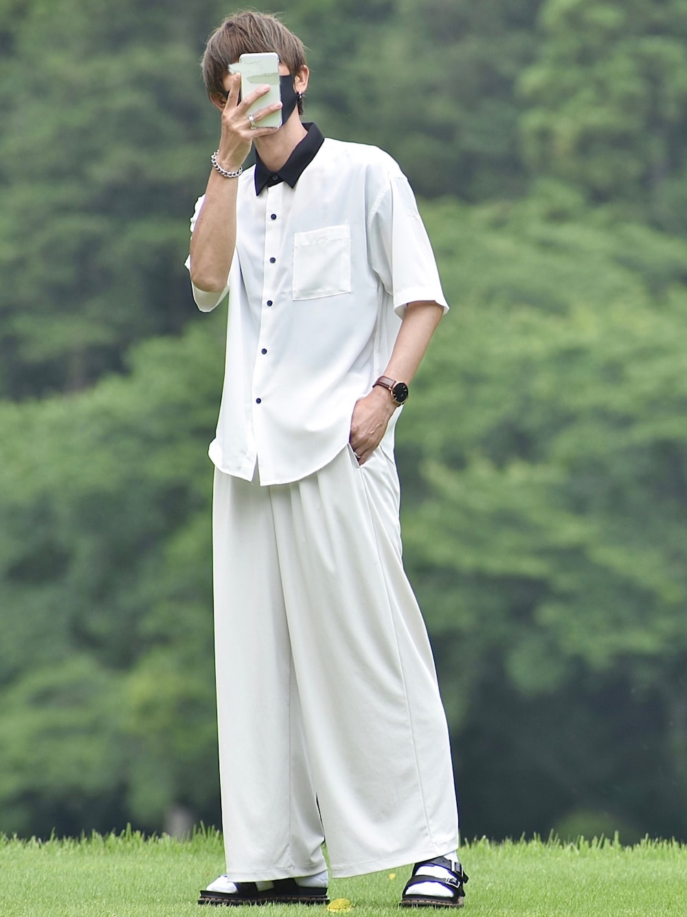 ホワイト系のシャツ/ブラウス、ブラック系のサンダル、ホワイト系のパンツを着用したメンズの夏コーディネートの1枚目の写真