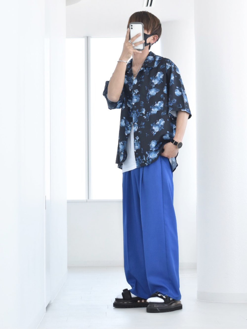 ブラック系のシャツ/ブラウス、ホワイト系のタンクトップ、ブルー系のスラックスを着用したメンズの春コーディネートの1枚目の写真