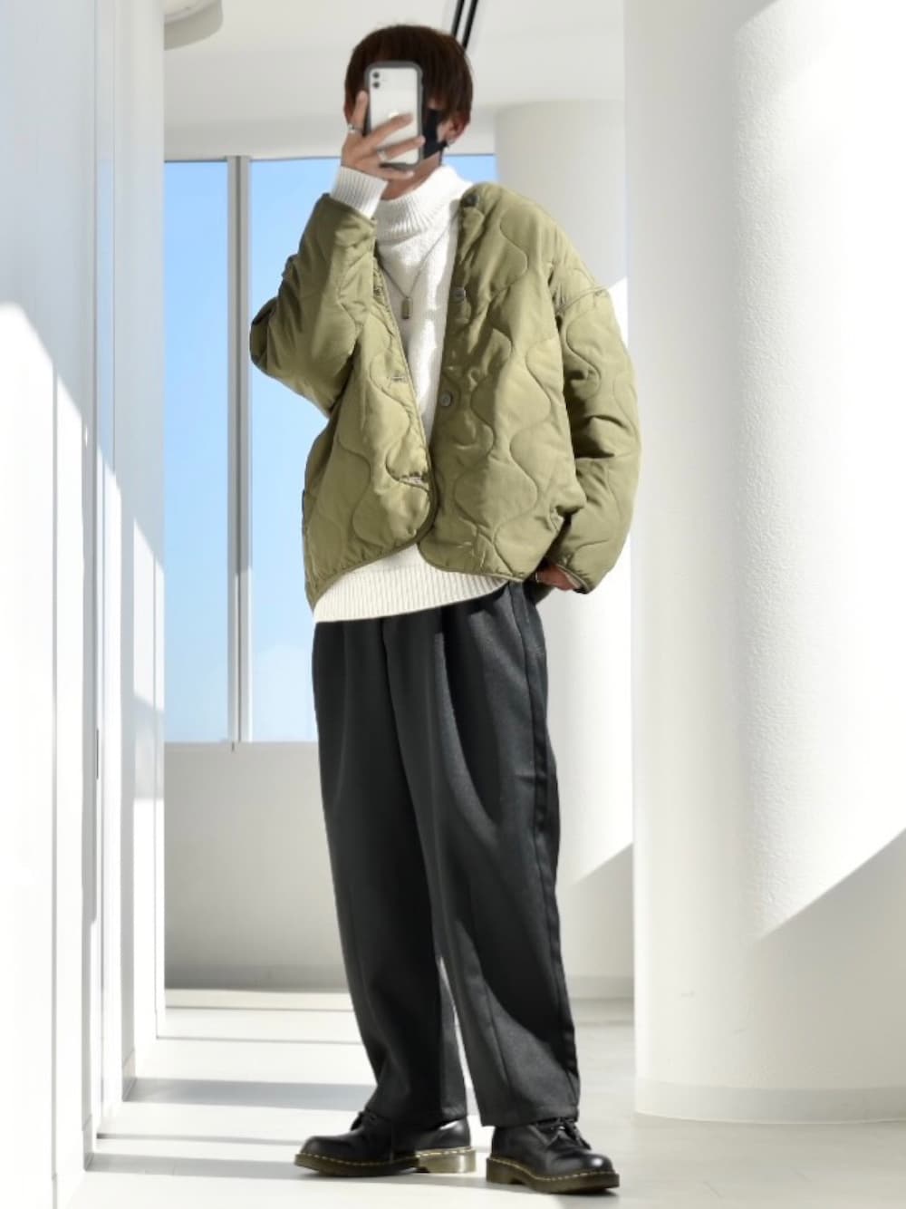「leejapan、Lee、LEE、Wrangler、レイヤードスタイル、ワイドスラックス、モックネック、厚底シューズ、冬コーデ、カジュアルコーデ、大人カジュアル、キレイめ、きれいめカジュアル、R2022コーデ、PR」｜「Wranglerの【WEB限定】Wrangler　WRADPANTS　ツータックテーパード ドレープ ワイドスラックス（スラックス、ブラック系）」を使った、y_Oさん（メンズ・168cm）の秋コーディネートの1枚目の写真
