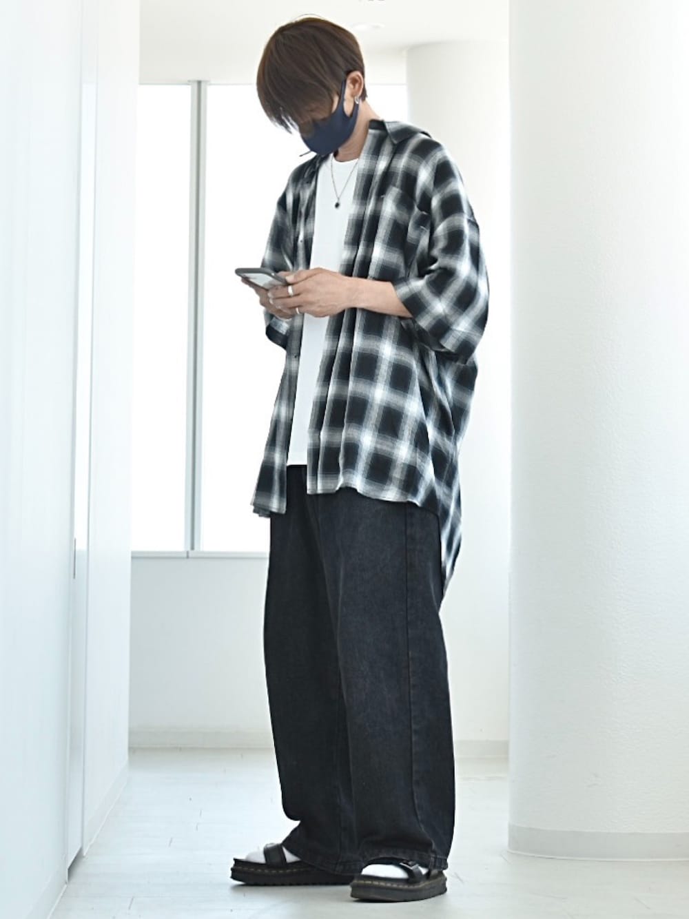 「大人カジュアル、オーバーサイズ、シャツスタイル、クレアーレリノ、crearelino新作アイテム、CREARELINOコーデ、CREARE LINO、デニムパンツ、白Tシャツ、レイヤードスタイル、サンダル、ストリート、チェックシャツ、R2023コーデ、PR」｜「CREARE -LINO-のビックポケット オーバーサイズ ルーズ 半袖シャツ<ユニセックス>（シャツ/ブラウス、ブラック系）」を使った、y_Oさん（メンズ・168cm）の夏コーディネートの1枚目の写真
