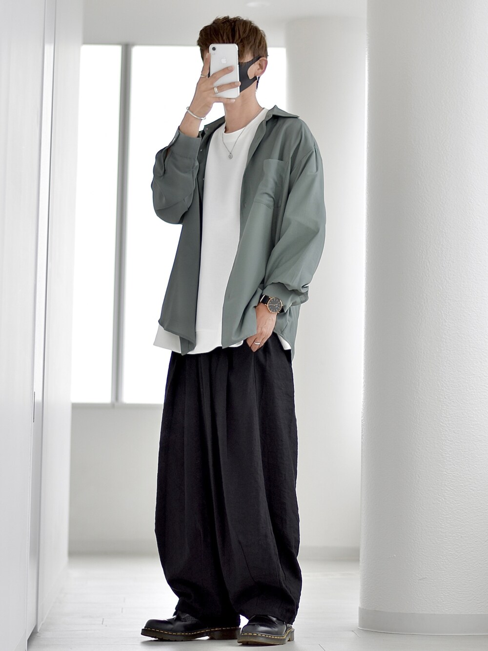 グリーン系のシャツ/ブラウス、ホワイト系のTシャツ/カットソー、ブラック系のその他パンツを着用したメンズの夏コーディネートの1枚目の写真