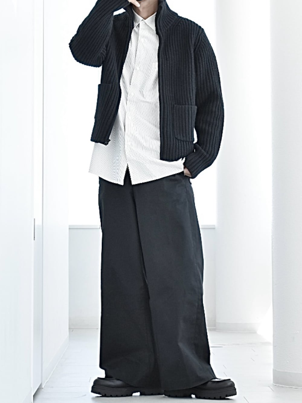 「プチプラ、オトナカジュアル、着回しコーデ、ゆるコーデ、ニット、UNIQLO、UNIQLOC、レイヤードスタイル、R2025、チノパン、ブロードオーバーサイズシャツ、ニットカーディガン、カジュアルコーデ、モノトーン、きれいめカジュアル」｜「UNIQLOのアイテム（ニット/セーター、ブラック系）」を使った、y_Oさん（メンズ・168cm）の春コーディネートの1枚目の写真