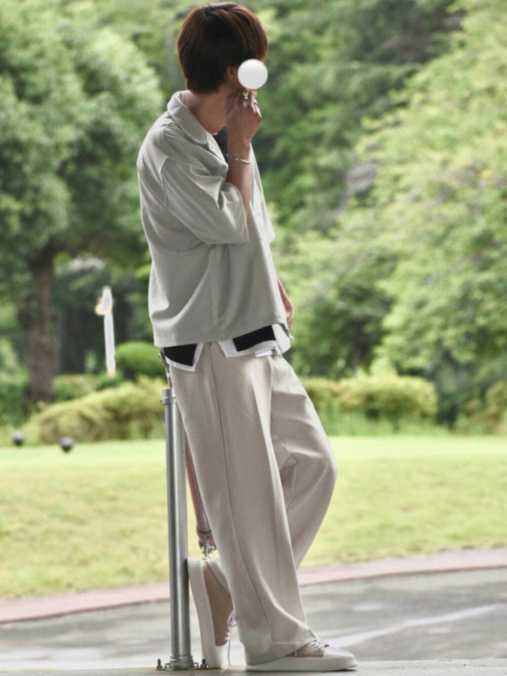 グレー系のシャツ/ブラウス、ブラック系のTシャツ/カットソー、ホワイト系のスラックスを着用したメンズの夏コーディネートの1枚目の写真