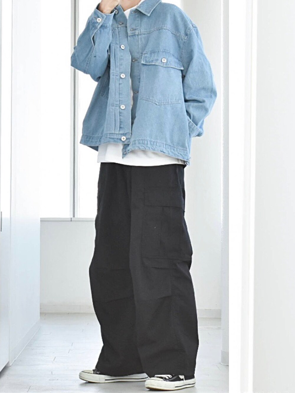 ブルー系のデニムジャケット、ホワイト系のTシャツ/カットソー、ブラック系のカーゴパンツを着用したメンズの春コーディネートの1枚目の写真
