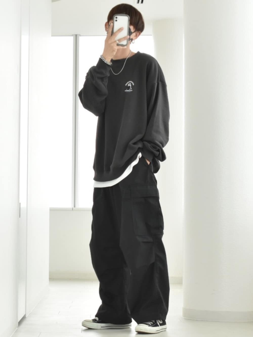 グレー系のスウェット、ホワイト系のタンクトップ、ブラック系のカーゴパンツを着用したメンズの秋コーディネートの1枚目の写真