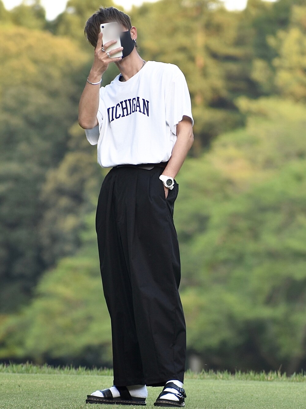 ホワイト系のTシャツ/カットソー、ブラック系のスラックス、ブラック系のサンダルを着用したメンズの春コーディネートの1枚目の写真