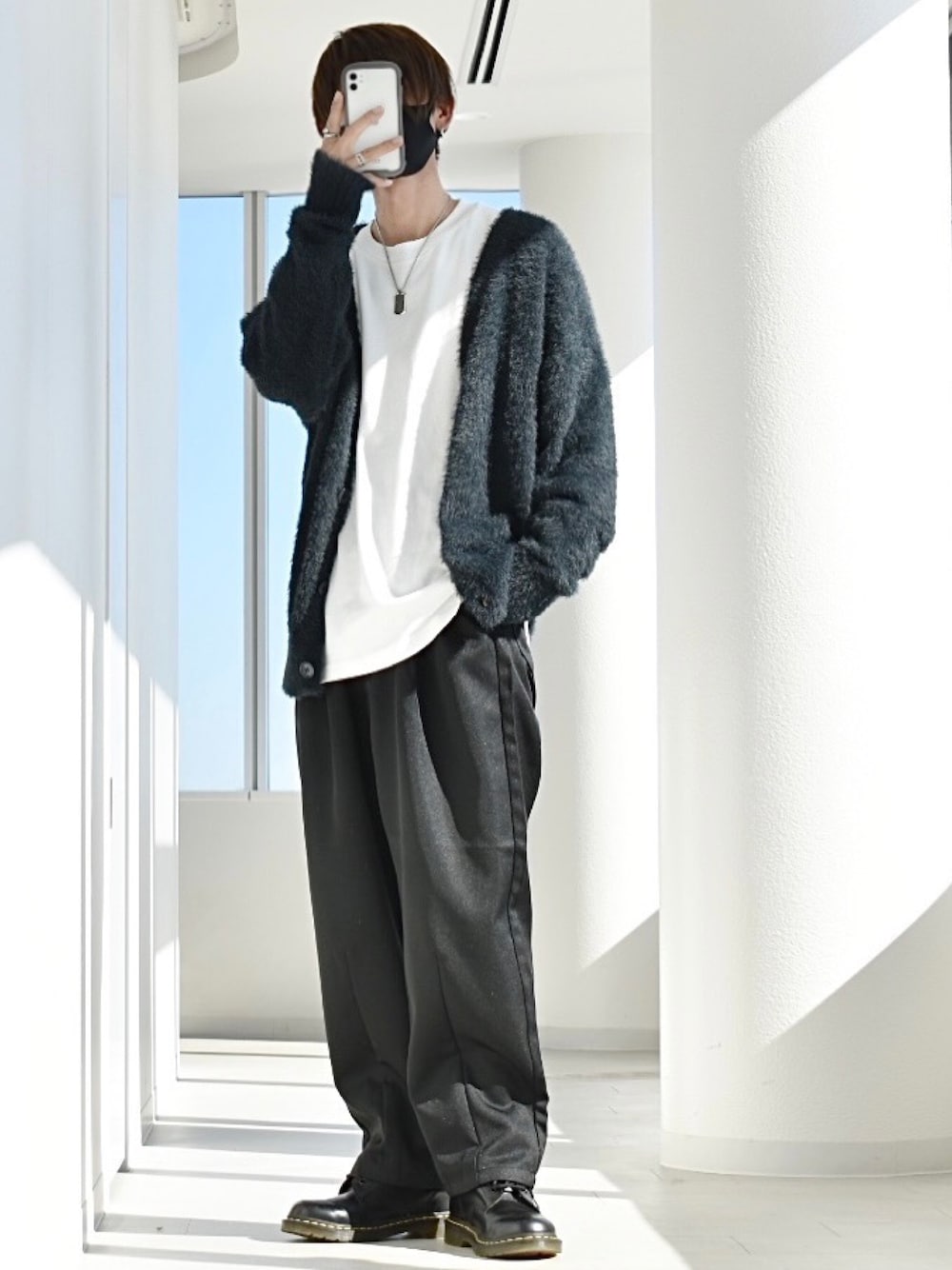 「Lee、LEE、leejapan、Wrangler、ワイドスラックス、カーディガン、レイヤードスタイル、シンプルコーデ、秋コーデ、ゆるコーデ、休日コーデ、オトナカジュアル、大人コーデ、R2022コーデ、PR」｜「Wranglerの【WEB限定】Wrangler　WRADPANTS　ツータックテーパード ドレープ ワイドスラックス（スラックス、ブラック系）」を使った、y_Oさん（メンズ・168cm）の冬コーディネートの1枚目の写真