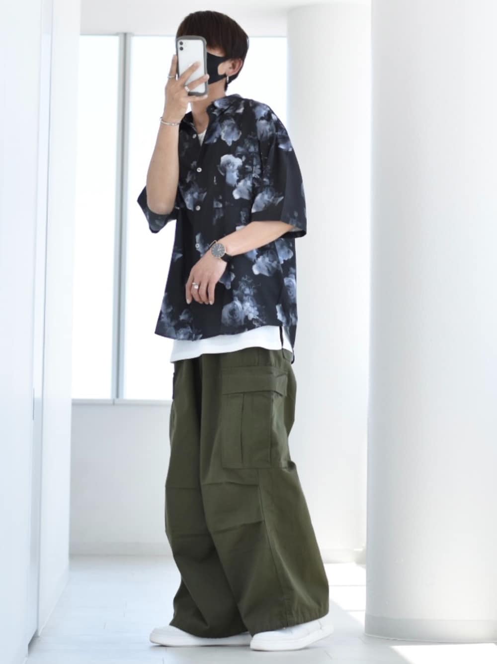「柄シャツ、開襟シャツ、オープンカラーシャツ、カジュアルコーデ、カーゴパンツ、レイヤードスタイル、休日スタイル、大人カジュアル、夏コーデ、初夏コーデ、ルーズシルエット、ジョンズクローゼット、johnscloset、R2023コーデ、PR」｜「Naive magicの【a】とろみシルクタッチポリエステル 総柄半袖ビッグシャツ/ルーズシルエットシャツ（シャツ/ブラウス、ブラック系）」を使った、y_Oさん（メンズ・168cm）の夏コーディネートの1枚目の写真