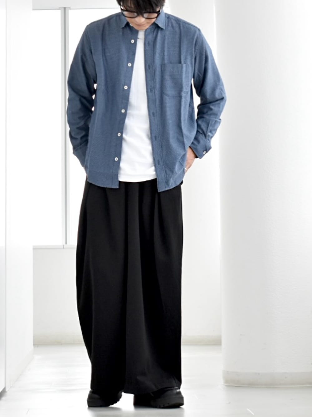 ブルー系のシャツ/ブラウス、ホワイト系のTシャツ/カットソー、ブラック系のスラックスを着用したメンズの秋コーディネートの1枚目の写真