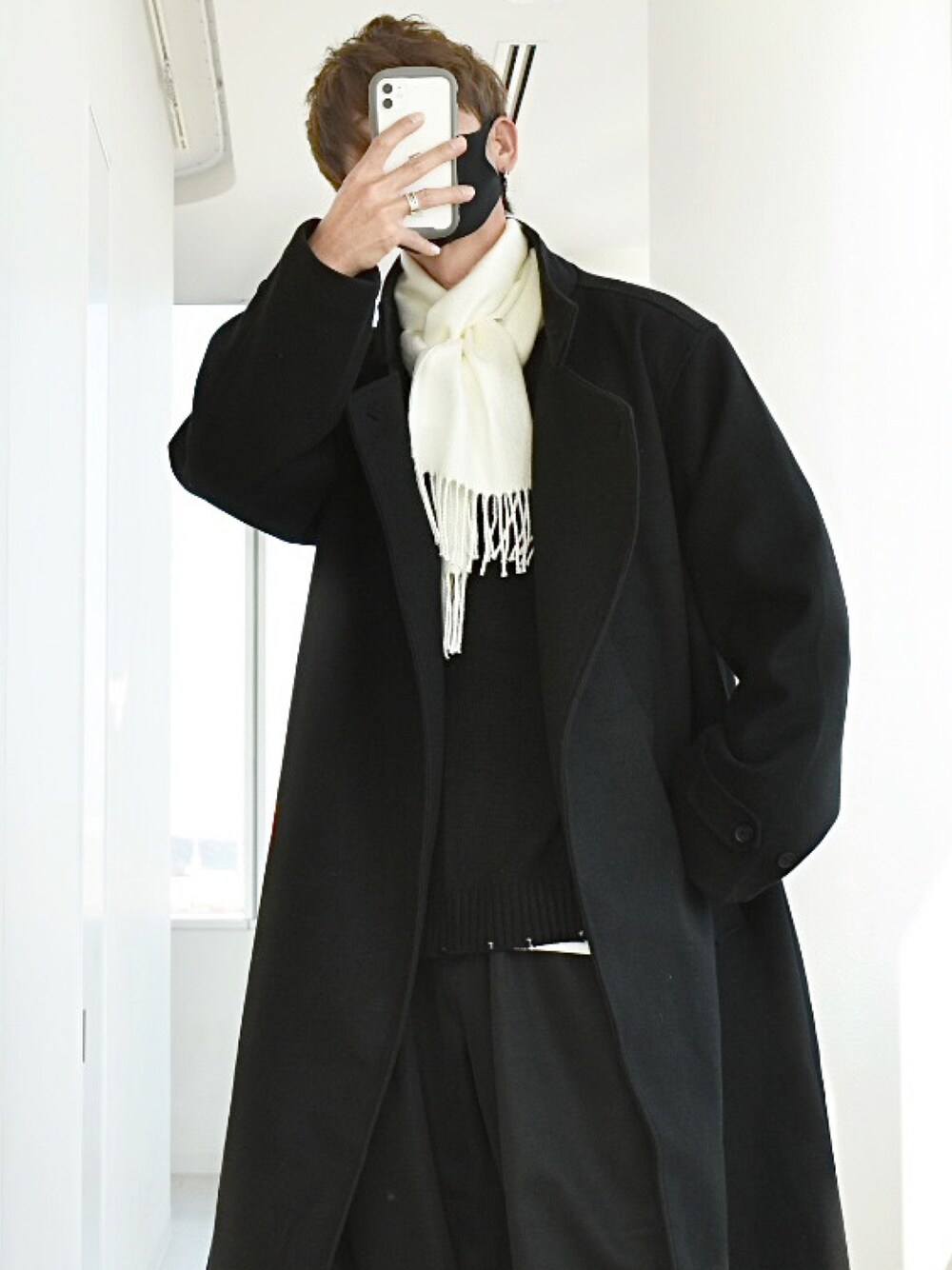 「クリスマスに着たい服、JOHN'S CLOSET、マフラー、マフラーコーデ、ジョンズクローゼット、johnscloset、モノトーンコーデ、大人コーデ、冬コーデ、モード、シンプルコーデ、マフラーぐるぐる、ルーズシルエット、R2022コーデ、PR」｜「JOHN'S CLOSETの【g】国産ソフトタッチ無地＆チェックマフラー（マフラー、ホワイト系）」を使った、y_Oさん（メンズ・168cm）の冬コーディネートの1枚目の写真