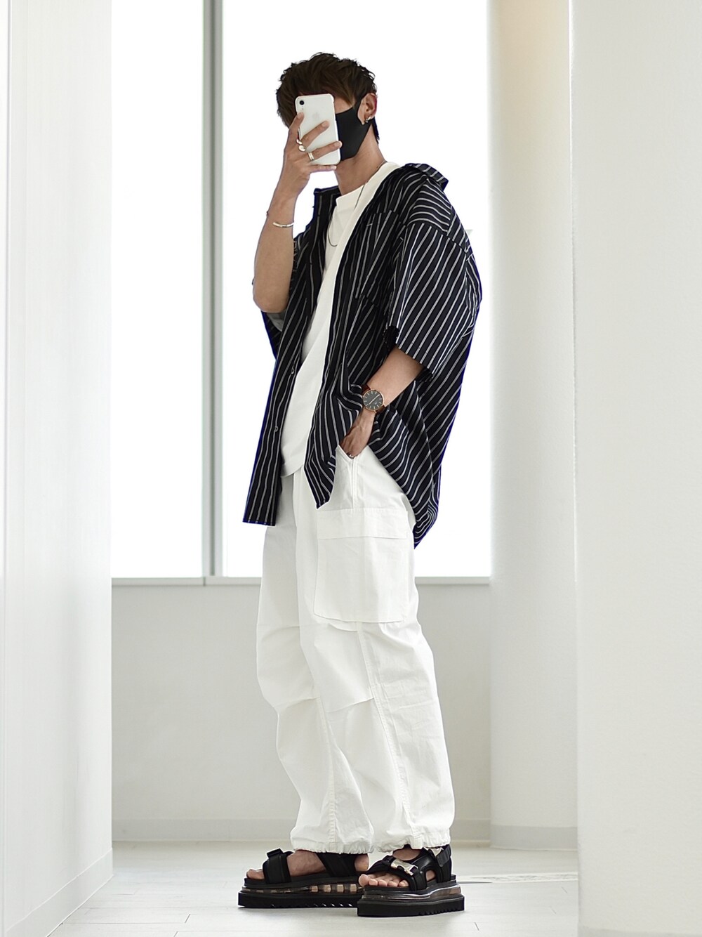 ブラック系のシャツ/ブラウス、ホワイト系のデニムパンツ、ブラック系のサンダルを着用したメンズの夏コーディネートの1枚目の写真