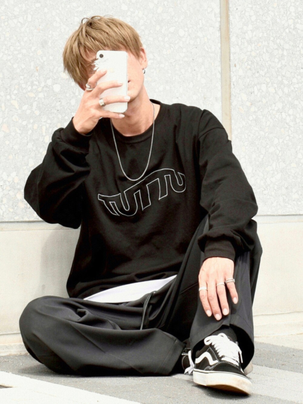 「ロゴT、カジュアル、秋のコーデ、レイヤードスタイル、ロンT、スニーカーコーデ、ゆるコーデ、PR、R2021コーデ、TUTTU」｜「TUTTUのTUTTUオリジナルロゴ  ロングスリーブロンT（Tシャツ/カットソー、ブラック系）」を使った、y_Oさん（メンズ・168cm）の秋コーディネートの1枚目の写真