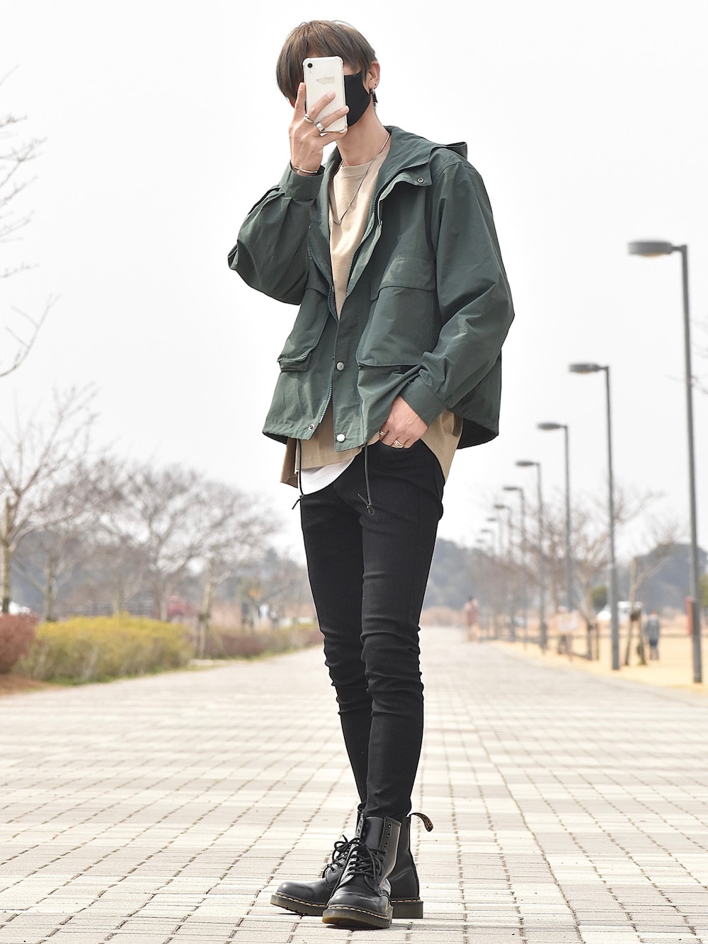 グリーン系のマウンテンパーカー、ブラウン系のTシャツ/カットソー、ホワイト系のTシャツ/カットソーを着用したメンズの春コーディネートの1枚目の写真