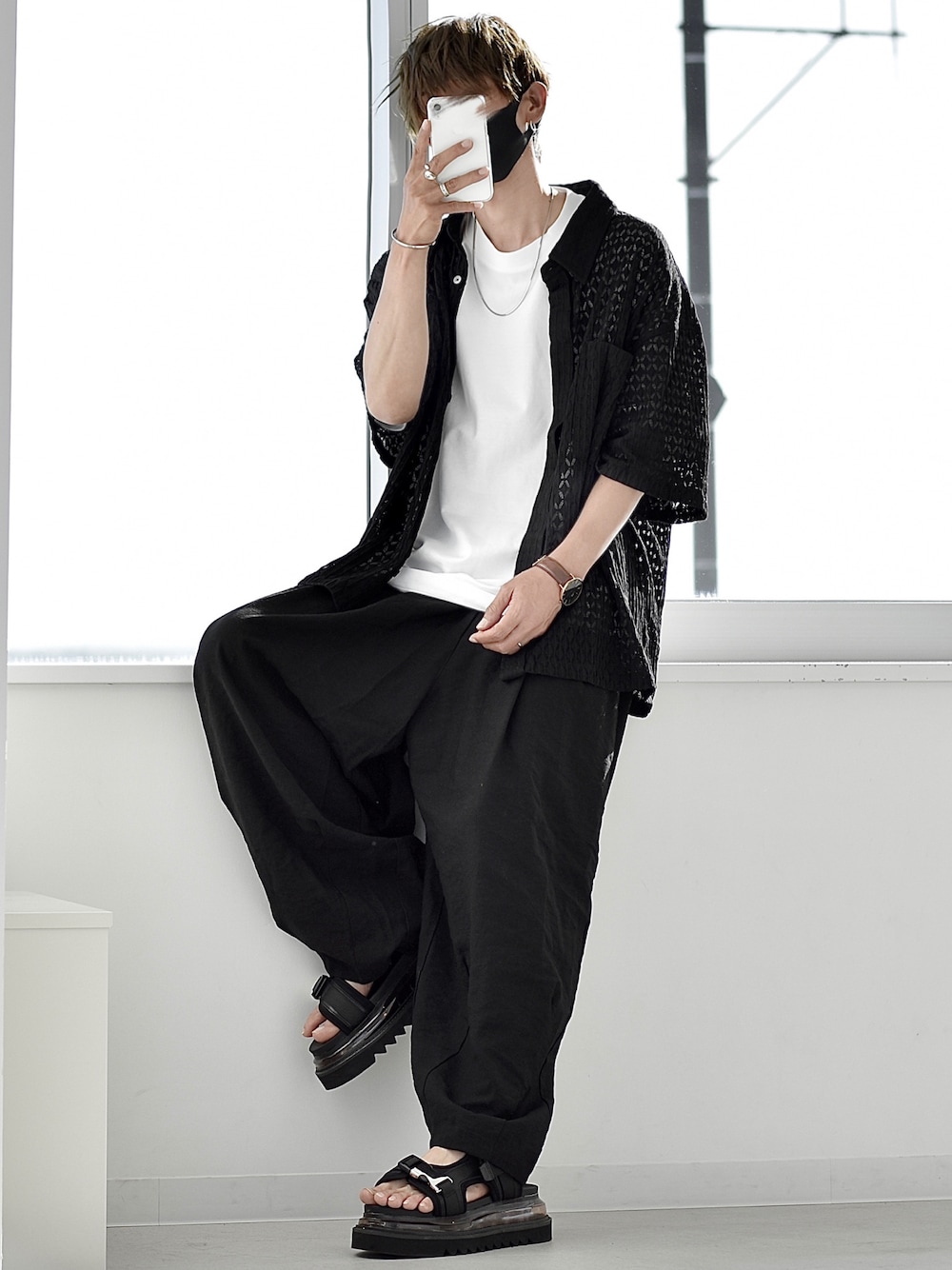 ブラック系のシャツ/ブラウス、ブラック系のその他パンツ、ブラック系のサンダルを着用したメンズの夏コーディネートの1枚目の写真