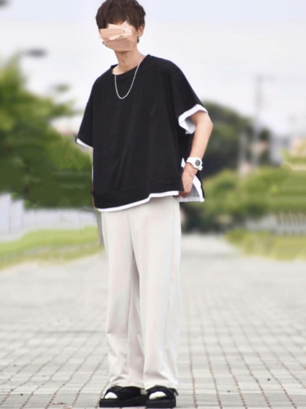 ブラック系のTシャツ/カットソー、ホワイト系のスラックス、ブラック系のサンダルを着用したメンズの夏コーディネートの1枚目の写真