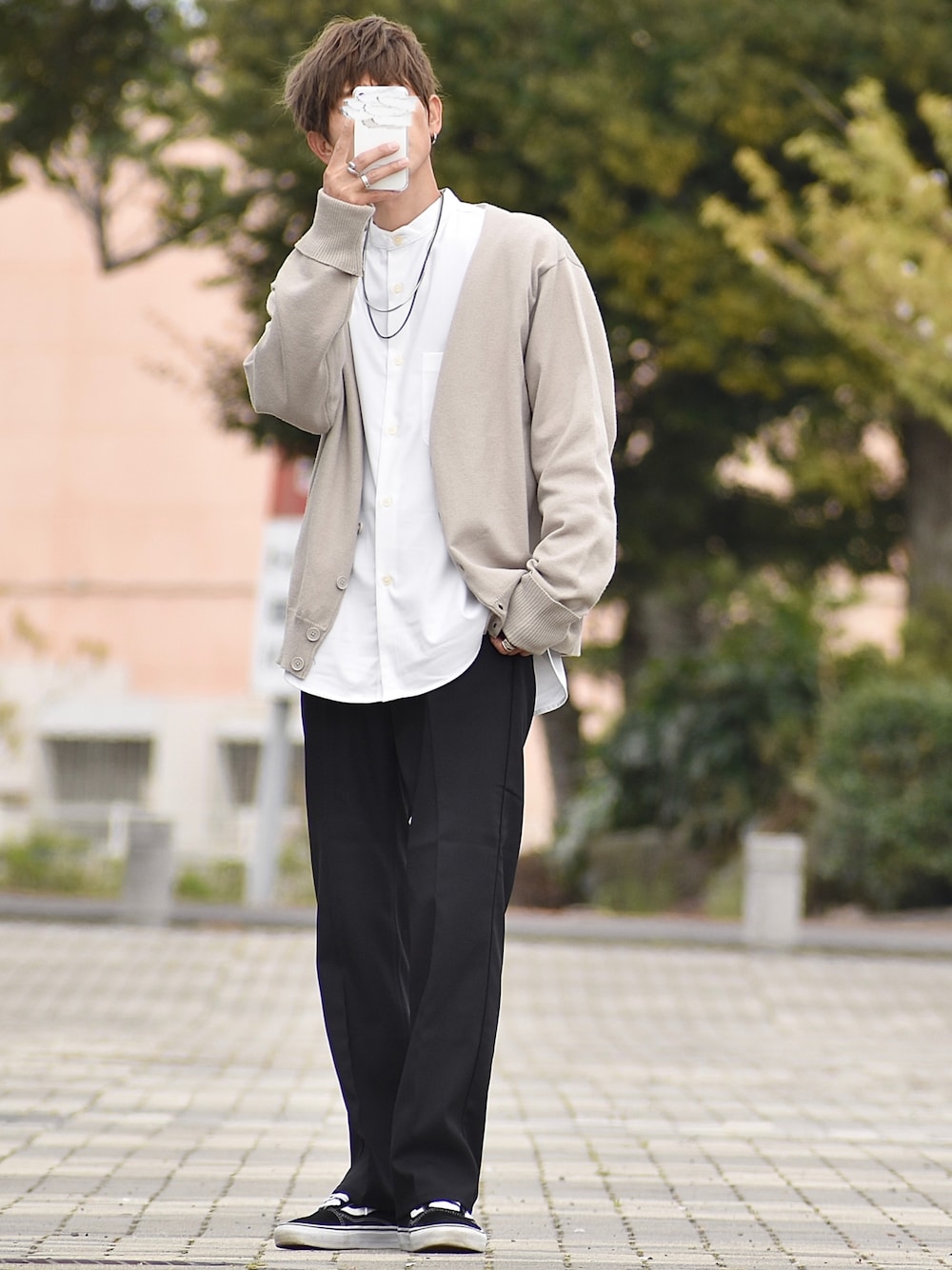 「ごきげんウィーク、Lee、lee、leejapan、Wrangler、春コーデ、モノトーン、ランチャーパンツ、ドレスパンツ、レイヤードスタイル、バンドカラーシャツ、カーディガン、きれいめカジュアル、R2022コーデ、PR」｜「WranglerのWRANCHER/ランチャー ドレスパンツ（レングス長め）（スラックス、ブラック系）」を使った、y_Oさん（メンズ・168cm）の春コーディネートの1枚目の写真