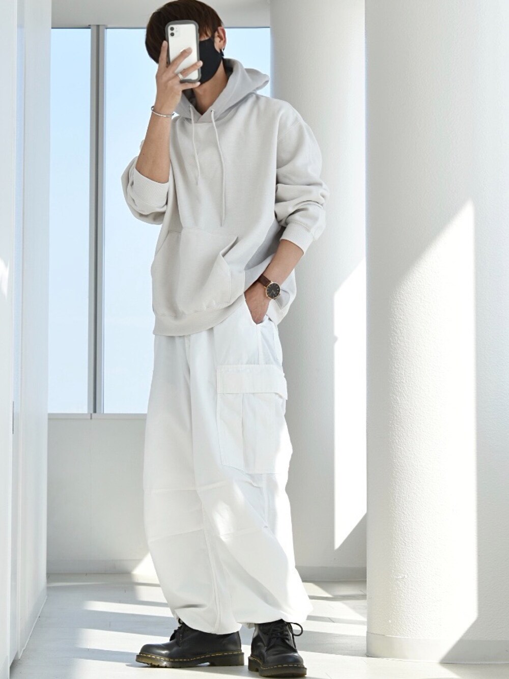 ベージュ系のパーカー、ホワイト系のTシャツ/カットソー、ホワイト系のカーゴパンツを着用したメンズの秋コーディネートの1枚目の写真