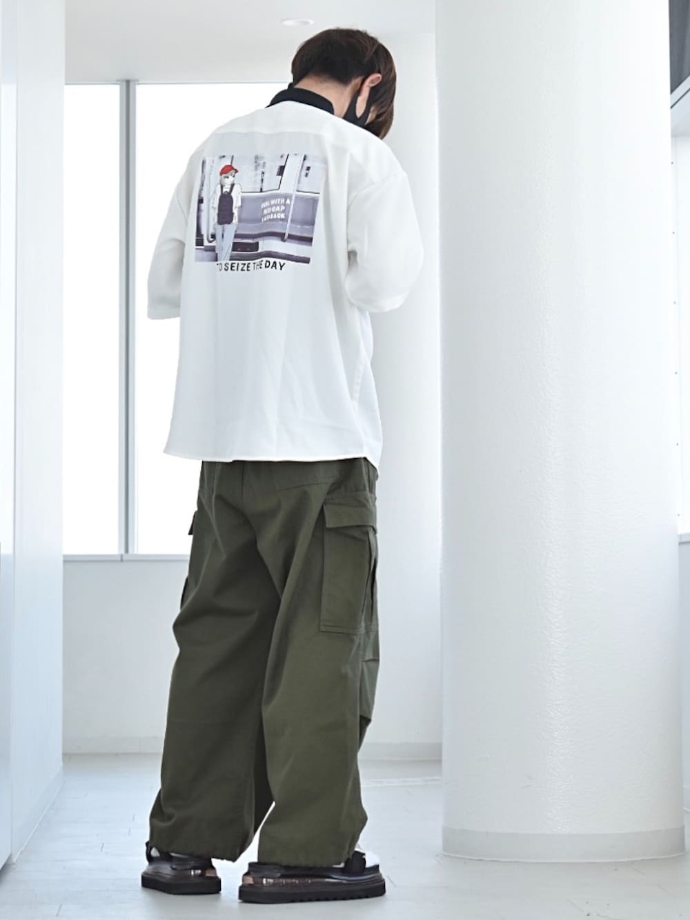 「johnscloset、ジョンズクローゼット、redcapgirl、夏コーデ、きれいめカジュアル、シャツ、休日スタイル、バックプリント、メンズコーデ、大人カジュアル、ゆるコーデ、キレイめ、春夏コーデ、R2023コーデ、PR」｜「Red Cap Girlの【a-r】〔Red Cap Girl/レッドキャップガール〕ナチュラルストレッチポリエステル バックプリント ルーズサイズ半袖シャツ（シャツ/ブラウス、ホワイト系）」を使った、y_Oさん（メンズ・168cm）の春コーディネートの1枚目の写真